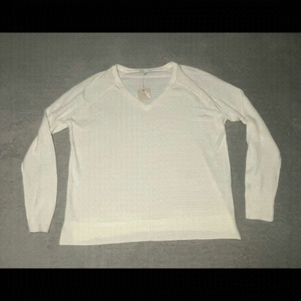 14TH & Union oversized soft v-neck sweater size M. Slits at sides. New with tags